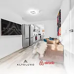 Апартаменти Modern & Cozy Single Single - Shared House In By Altoluxo Short Lets & Serviced With Free Wifi And Parking